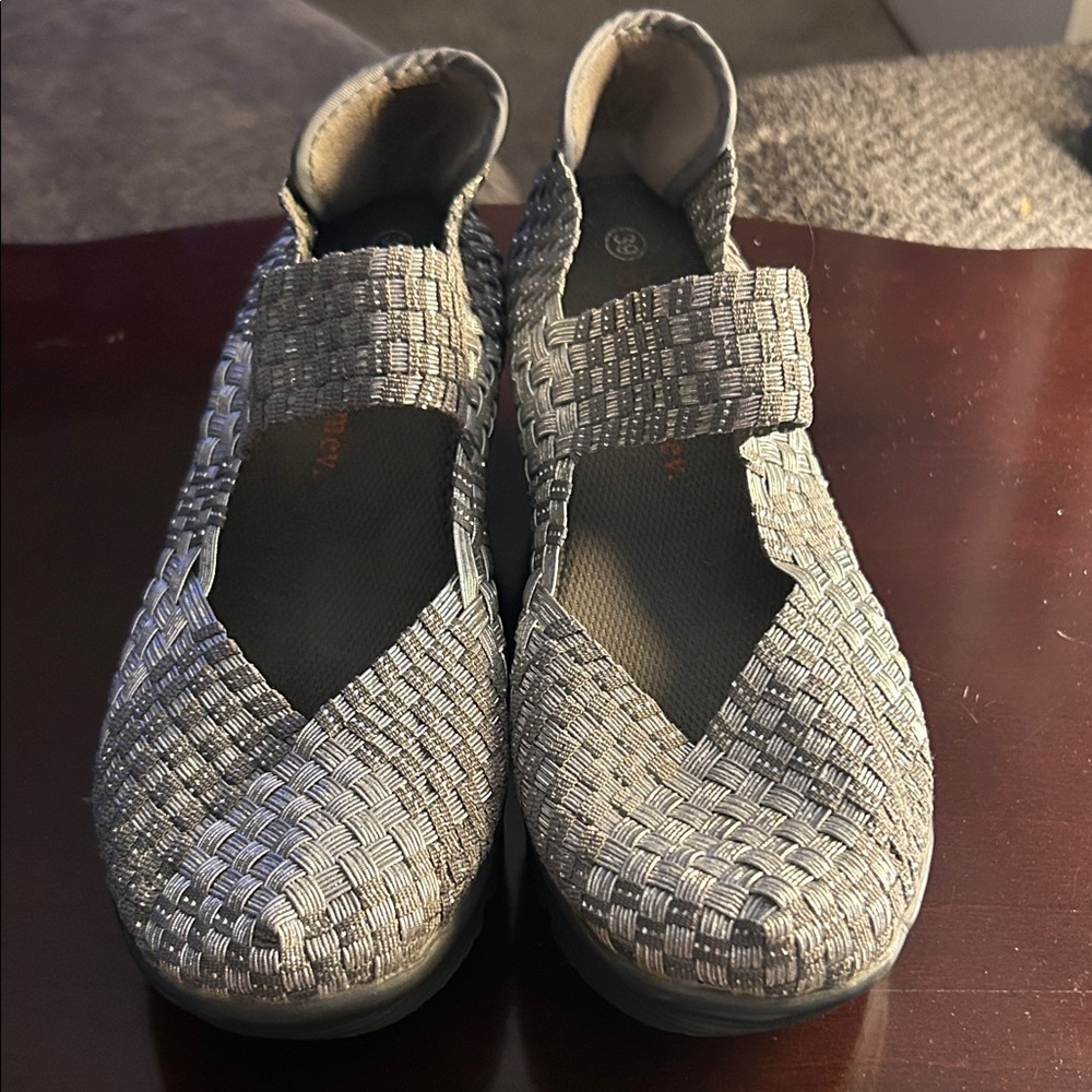 bernie mev. Women's Metallic Silver Flats, Sz 9.5 (39)